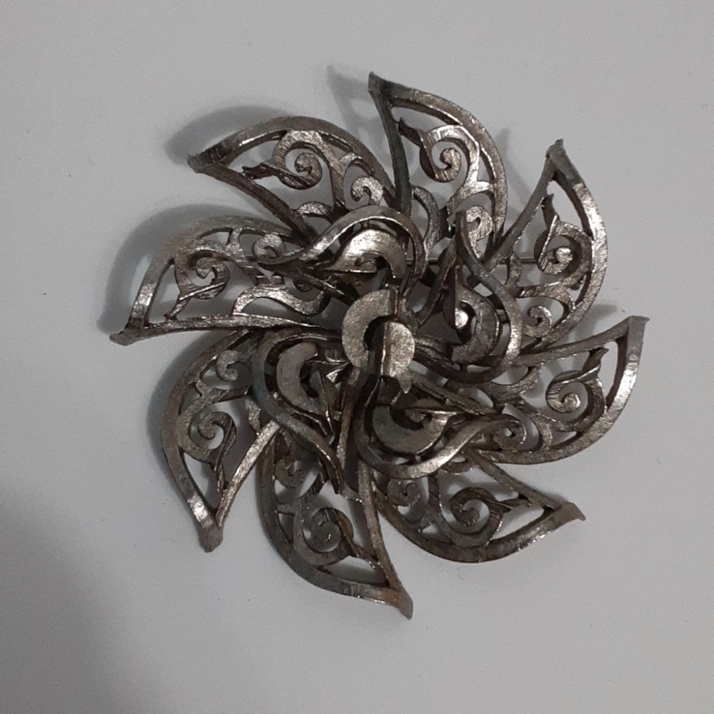 Vintage  silver tone flower brooche